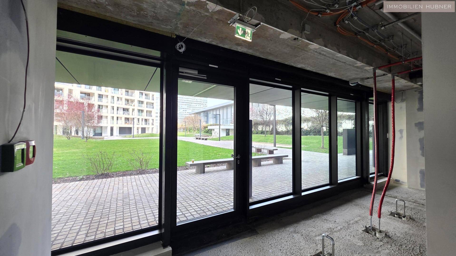 Große Fensterfronten bieten viel Tageslicht und einen Ausblick auf die gepflegte Außenanlage.