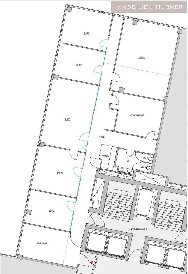 Grundrissplan einer Büroetage mit mehreren Büroräumen, einem Gang und Sanitärbereichen, inklusive Treppenhaus.
