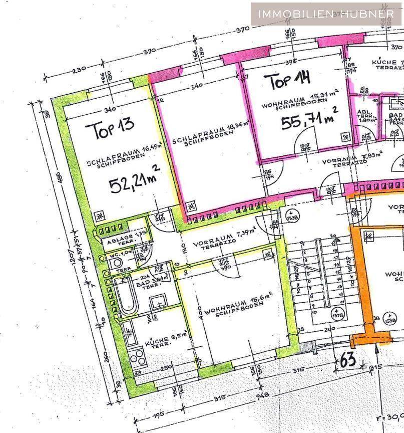 Detaillierter Grundriss zeigt zwei Wohneinheiten mit Schlafzimmern und Terrassenzugang.