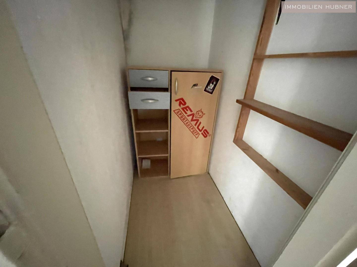 Praktischer Abstellraum mit Regalen und Schrank, bietet zusätzlichen Stauraum.