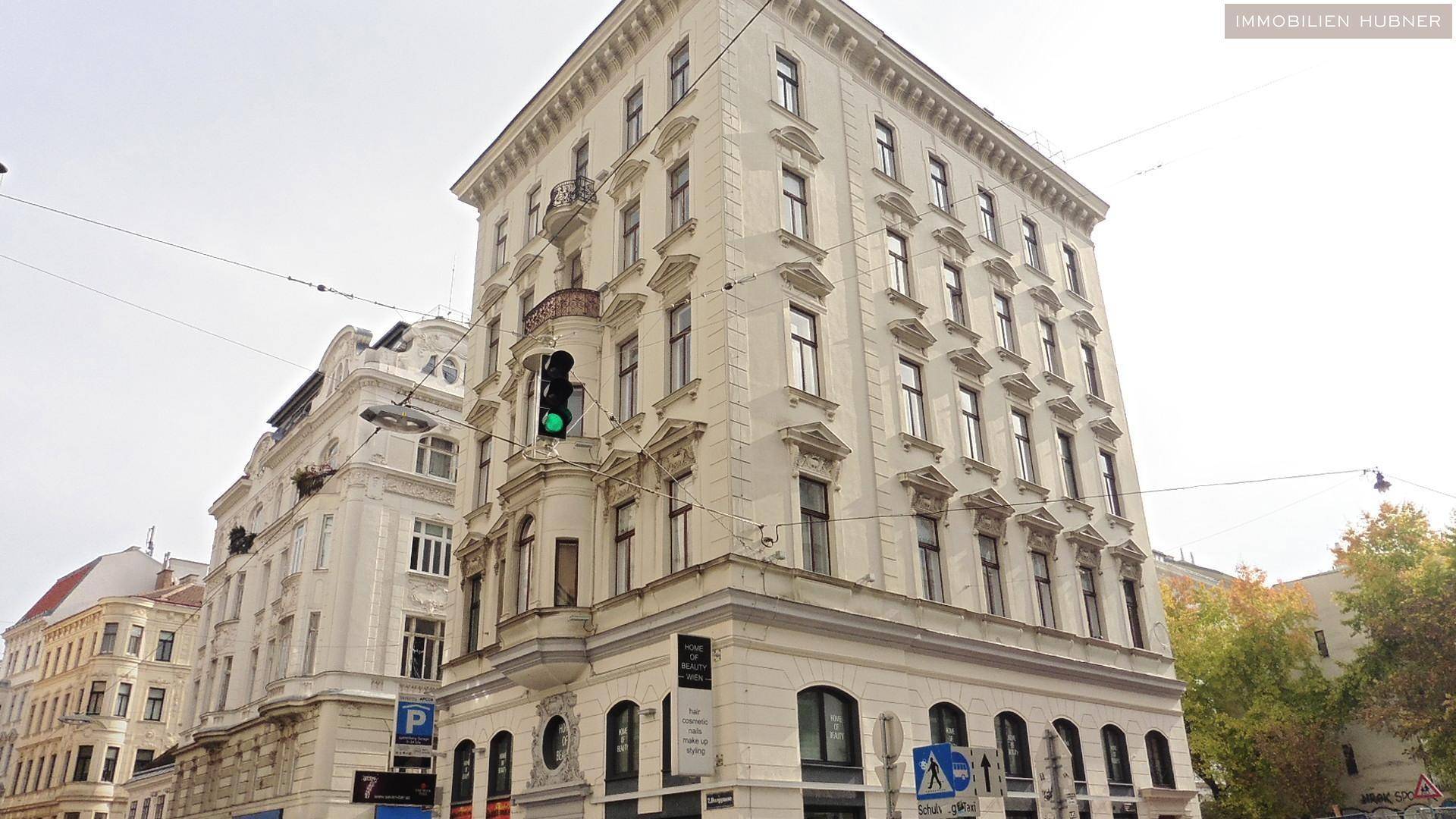 Klassisches, reich verziertes Gebäude in städtischer Umgebung mit vielen Fenstern und architektonischen Details.