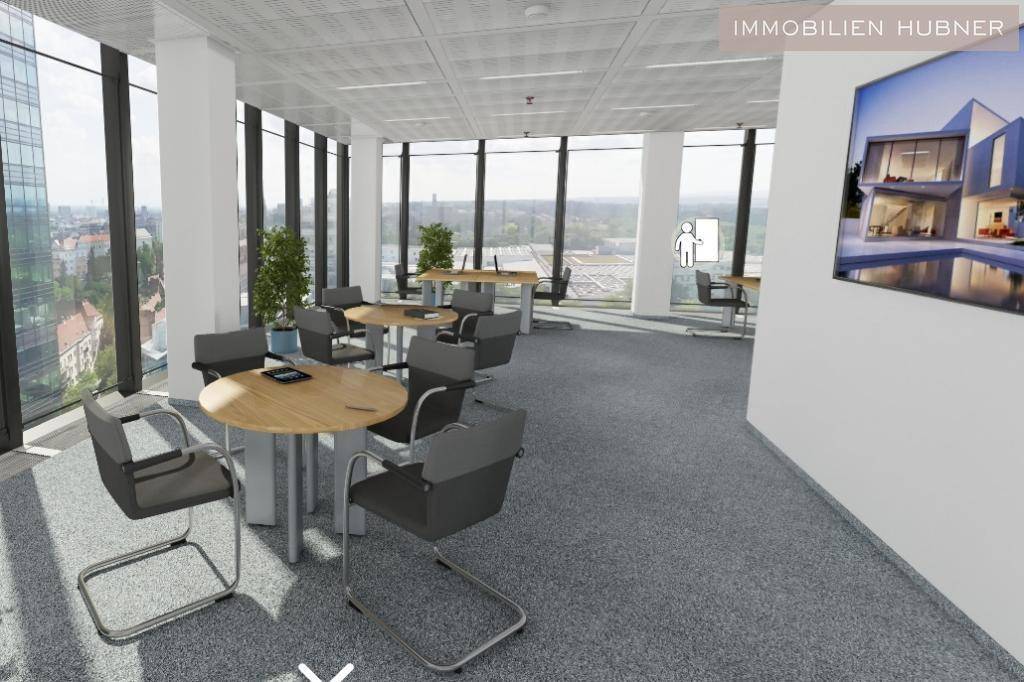 Offener Bürobereich mit mehreren Besprechungstischen und weitem Blick über die Stadt durch große Fenster.