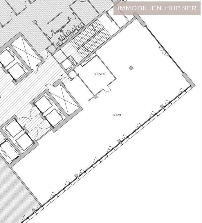 Detaillierter Grundriss eines Bürogeschosses mit Serverraum, Treppenhaus und großen Fensterfronten.
