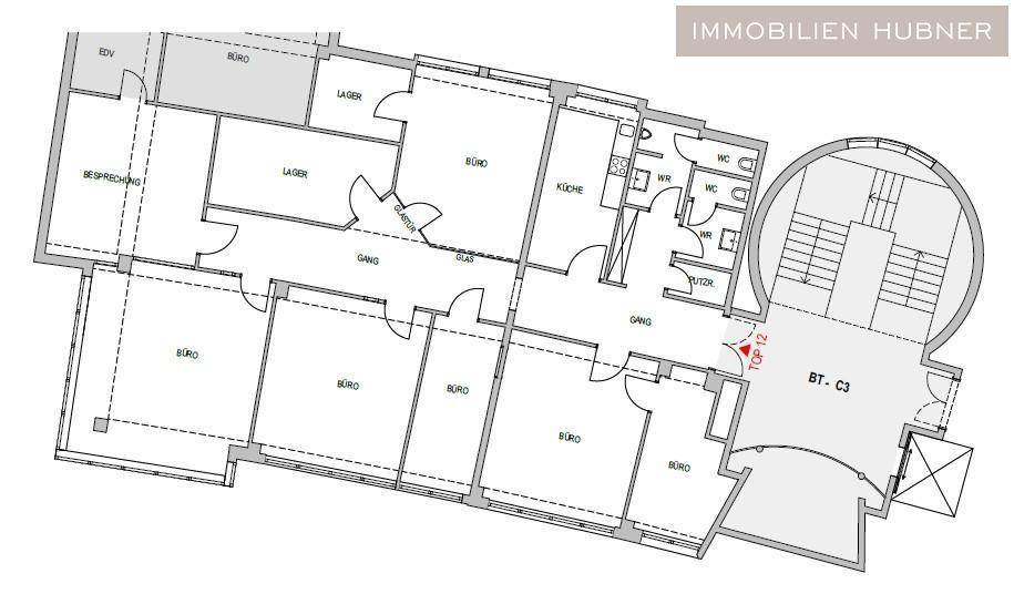Grundrissplan einer Etage mit mehreren Büros, Lagerräumen, einer Küche und Sanitäranlagen.