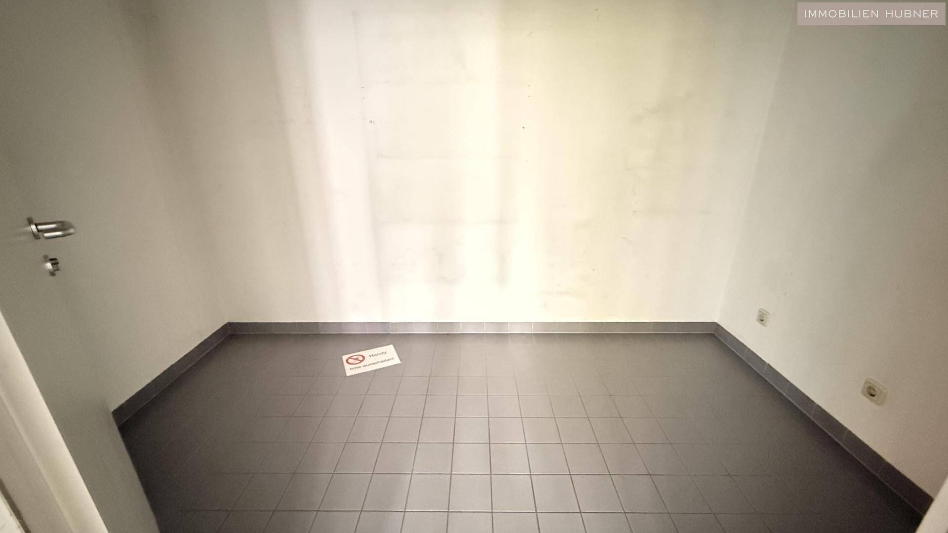 Kleiner, leerer Raum mit Fliesenboden und weißen Wänden, ideal als Abstellraum.