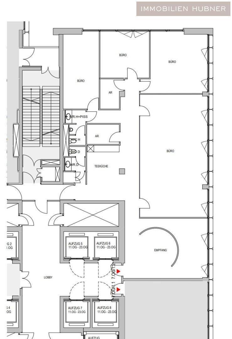 Detaillierter Grundriss einer Büroetage mit mehreren Büros, Teeküche und Empfangsbereich.