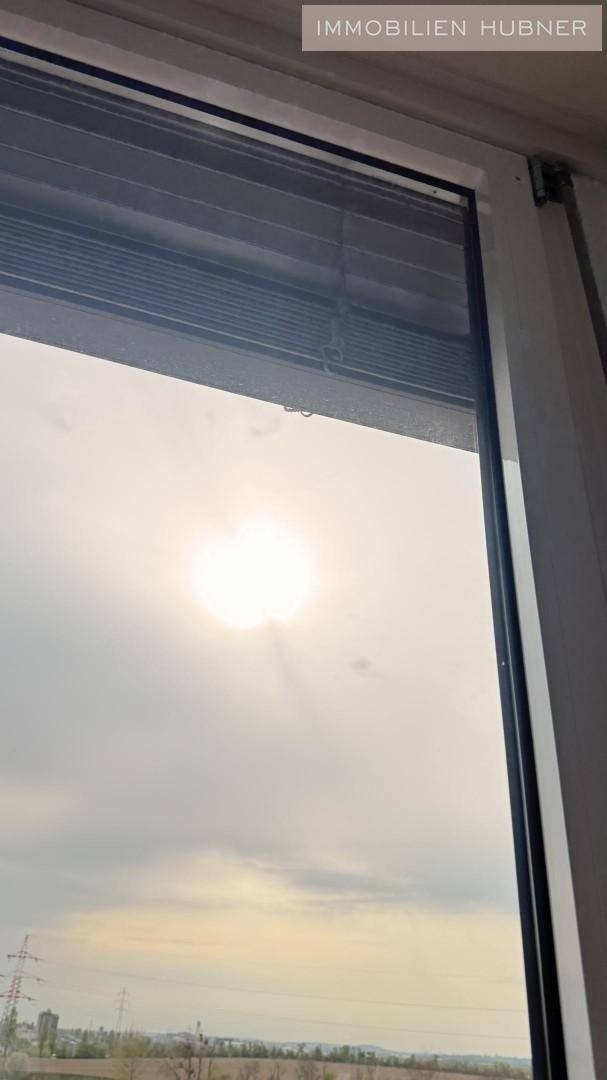 Blick aus dem Fenster auf den Himmel und die umliegende Industrielandschaft.