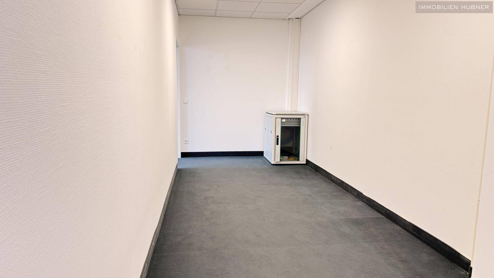 Schmaler Raum mit Teppichboden und einem Serverschrank, geeignet für Lagerung oder Technik.