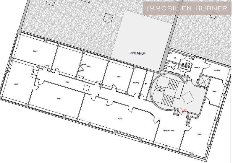 Detaillierter Grundriss einer Büroetage mit mehreren Büros, Innenhof und Treppenhaus.