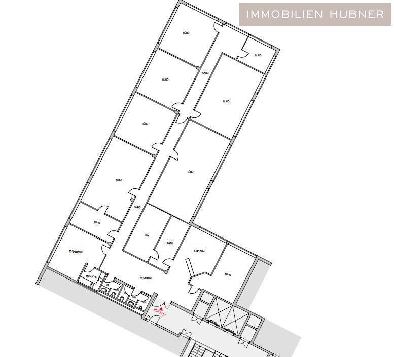 Grundrissplan einer Büroetage mit mehreren Büros, Gängen und Sanitärbereichen, zeigt flexible Raumaufteilung.