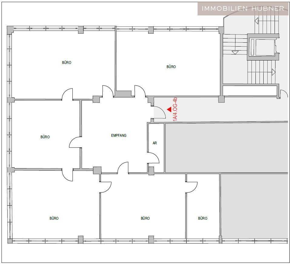 Grundrissplan eines Bürogeschosses mit mehreren Büroräumen und Empfangsbereich.