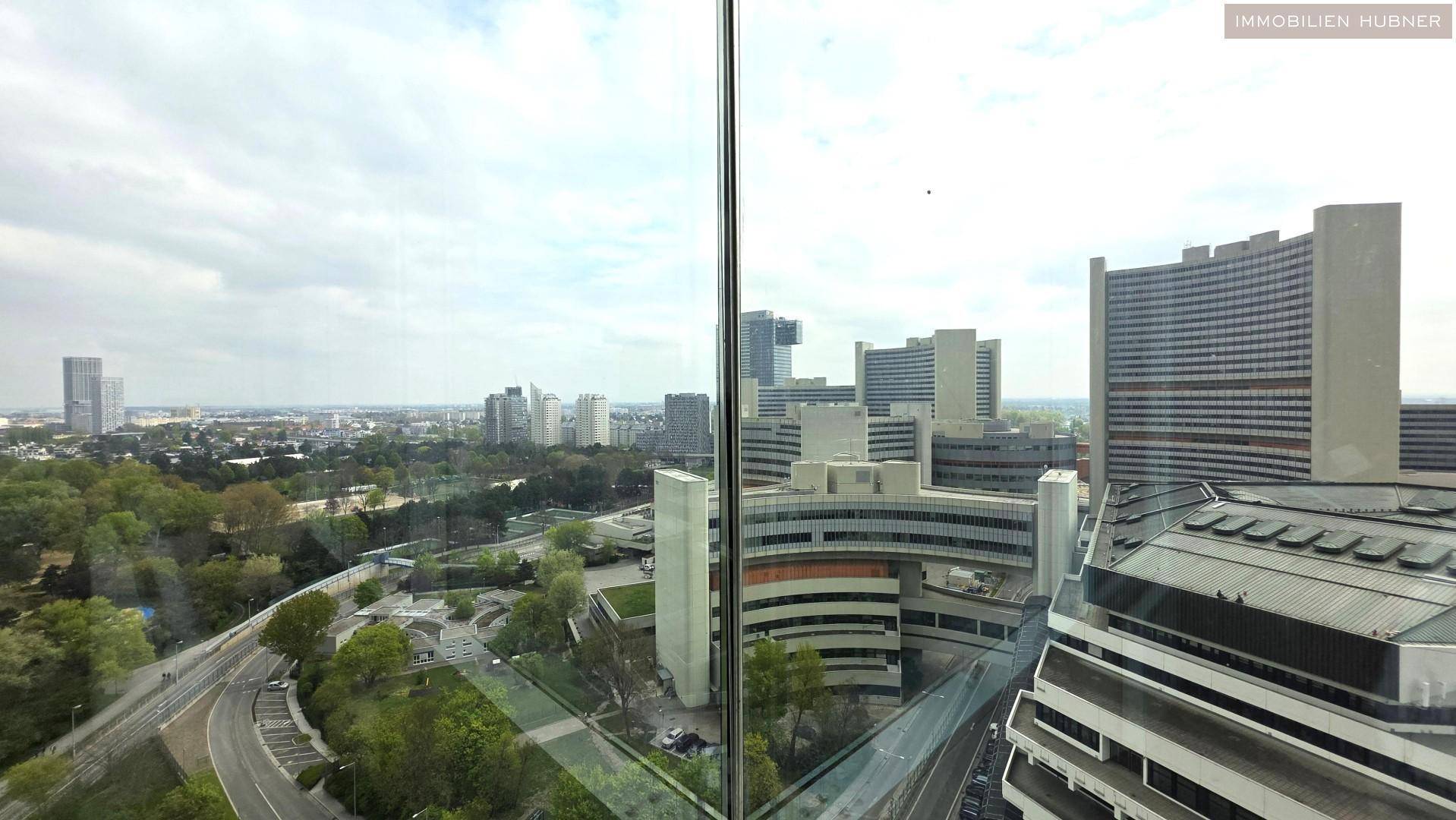 Panoramablick aus dem Fenster auf die umliegende Stadtlandschaft und moderne Gebäude.