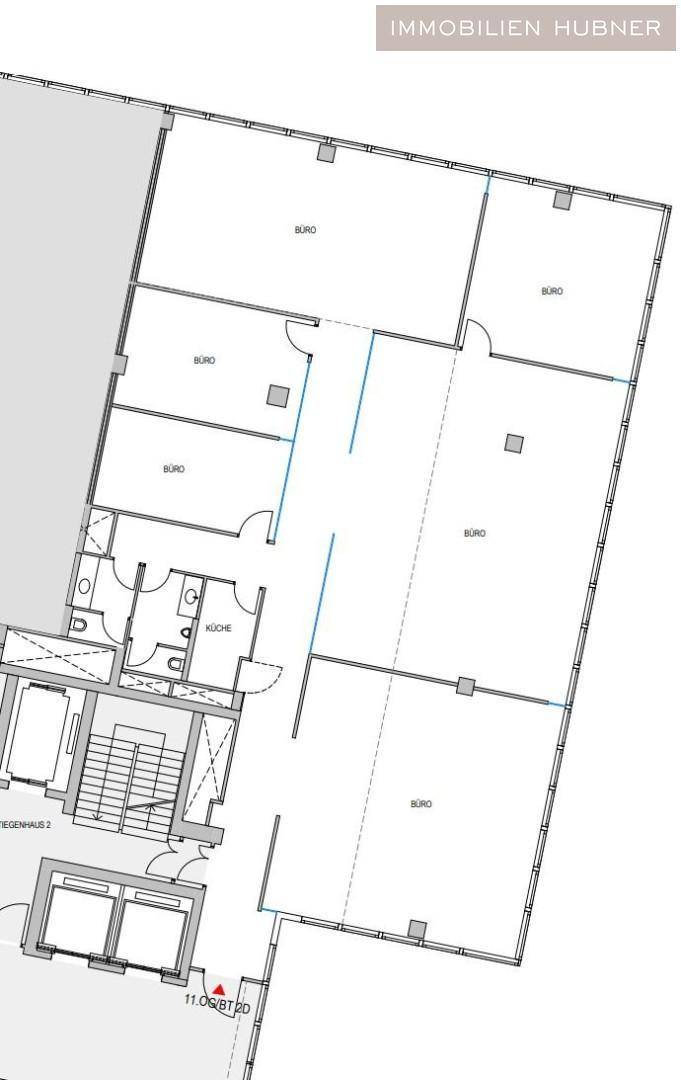 Detaillierter Grundriss eines Bürogeschosses mit mehreren Büroräumen, Küche und Sanitäranlagen.