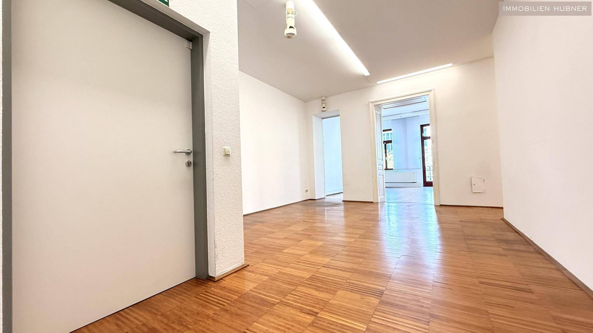 Klassisch-schönes ALTBAU- Büro mit BALKON zur Mariahilfer Straße in unmittelbarer U3-Nähe - Mehr