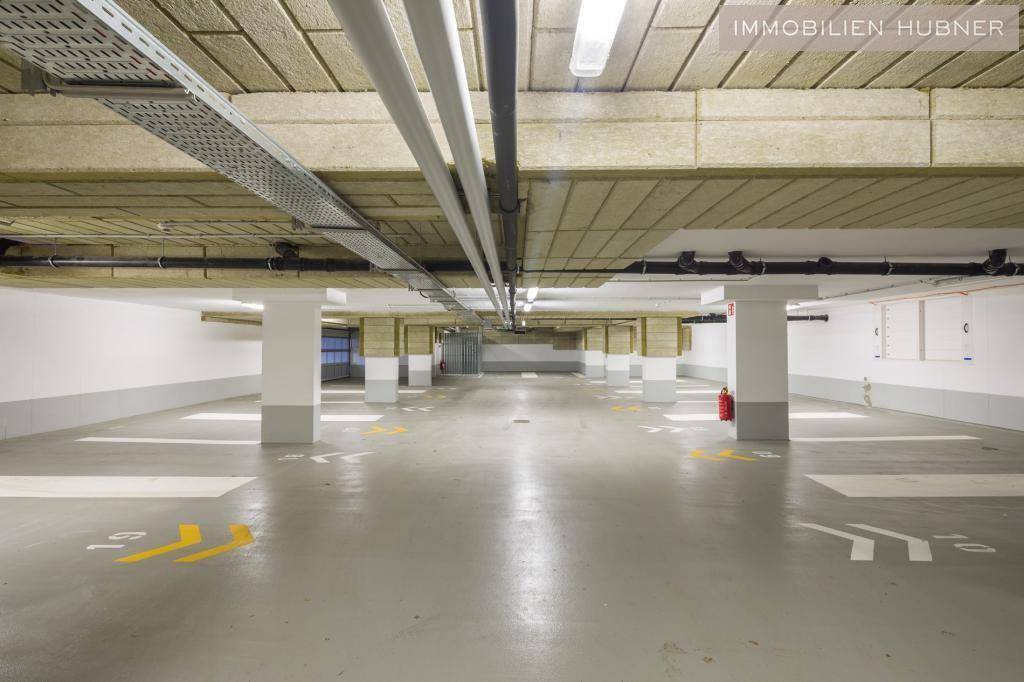 Geräumige Tiefgarage mit markierten Stellplätzen und guter Beleuchtung.