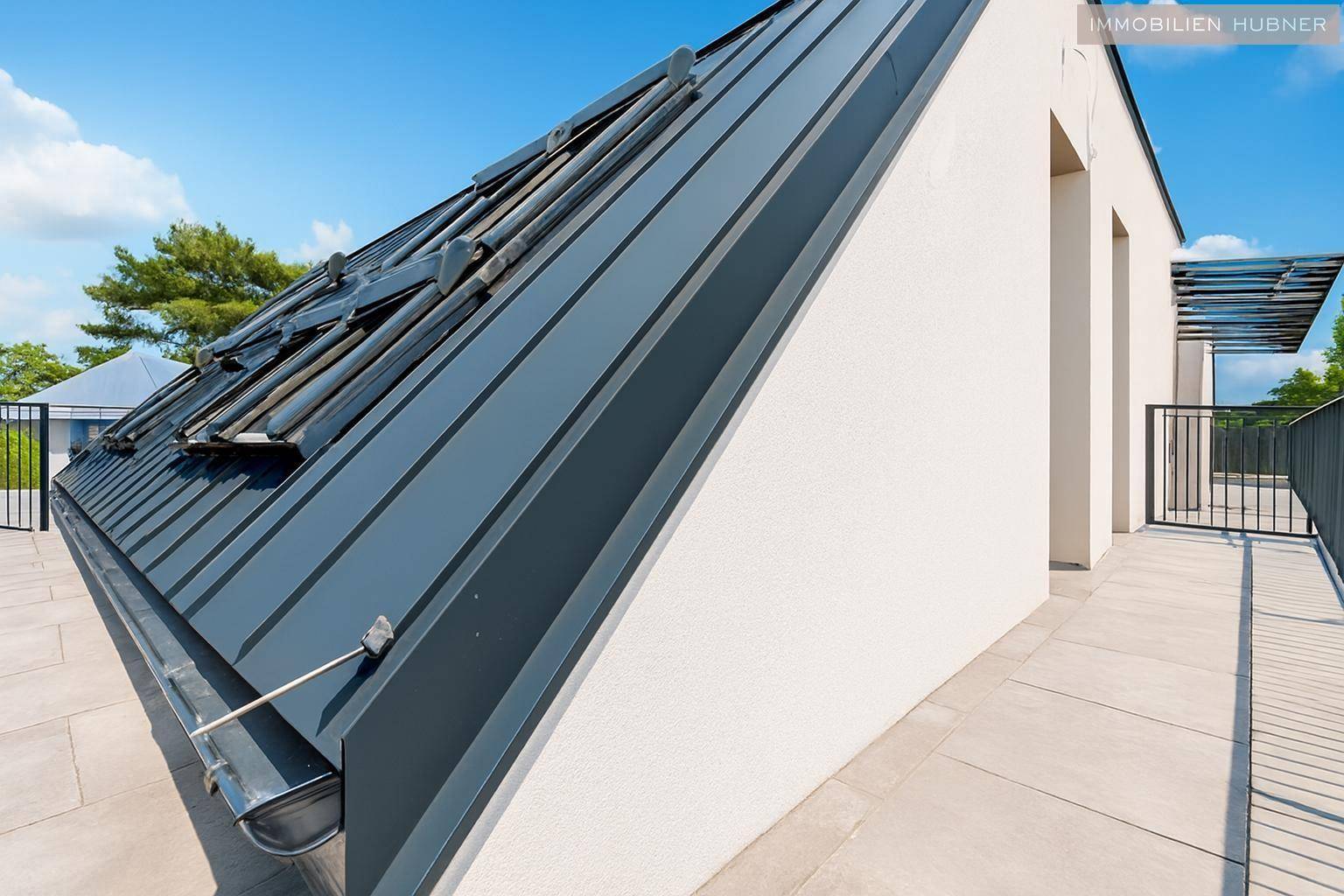 Dachterrasse mit modernen Dachfenstern und Blick auf die Umgebung, bietet viel Privatsphäre.