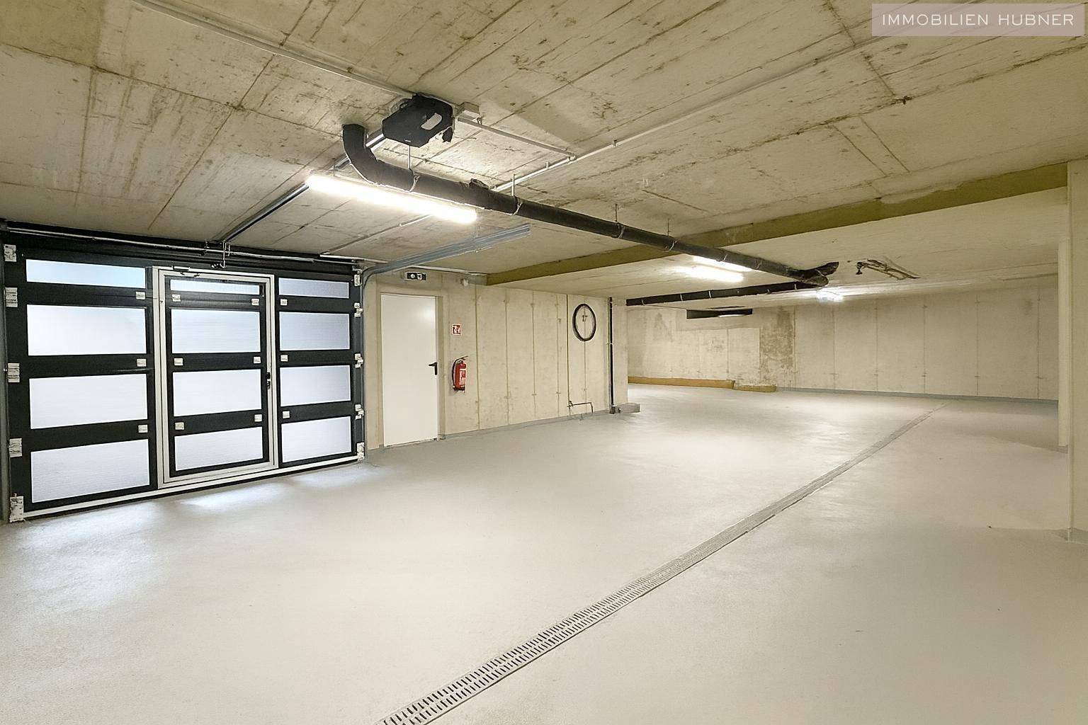 Geräumige Tiefgarage mit Betonwänden und ausreichend Platz für mehrere Fahrzeuge, sicher und trocken.