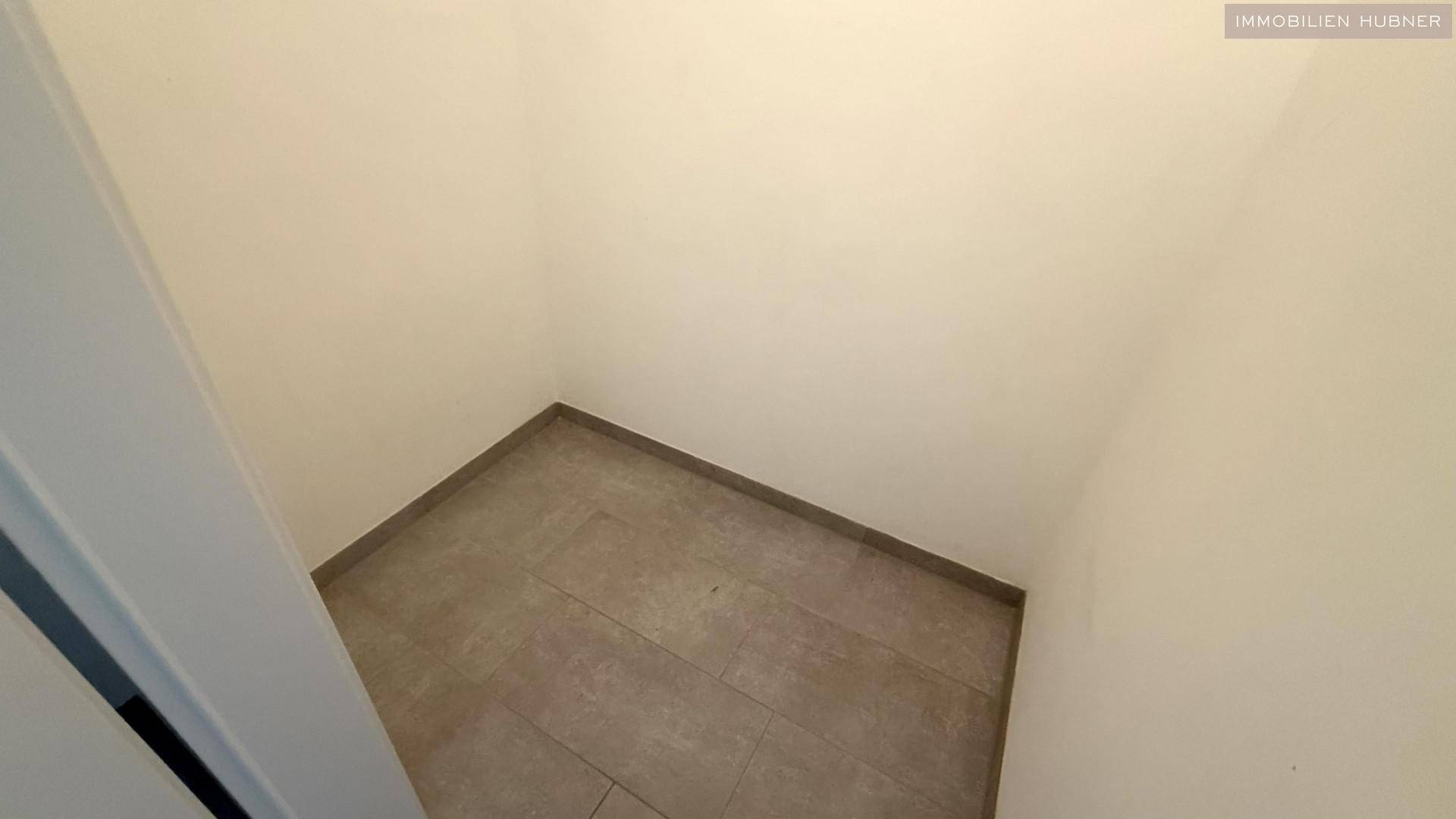 Praktischer Abstellraum mit Fliesenboden, ideal für zusätzlichen Stauraum im Haushalt.