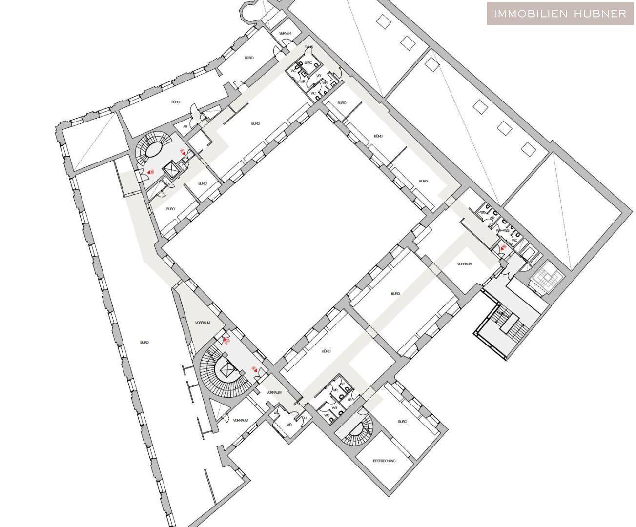 Detaillierter Grundrissplan mit komplexer Raumaufteilung, Büros und mehreren Treppenhäusern.