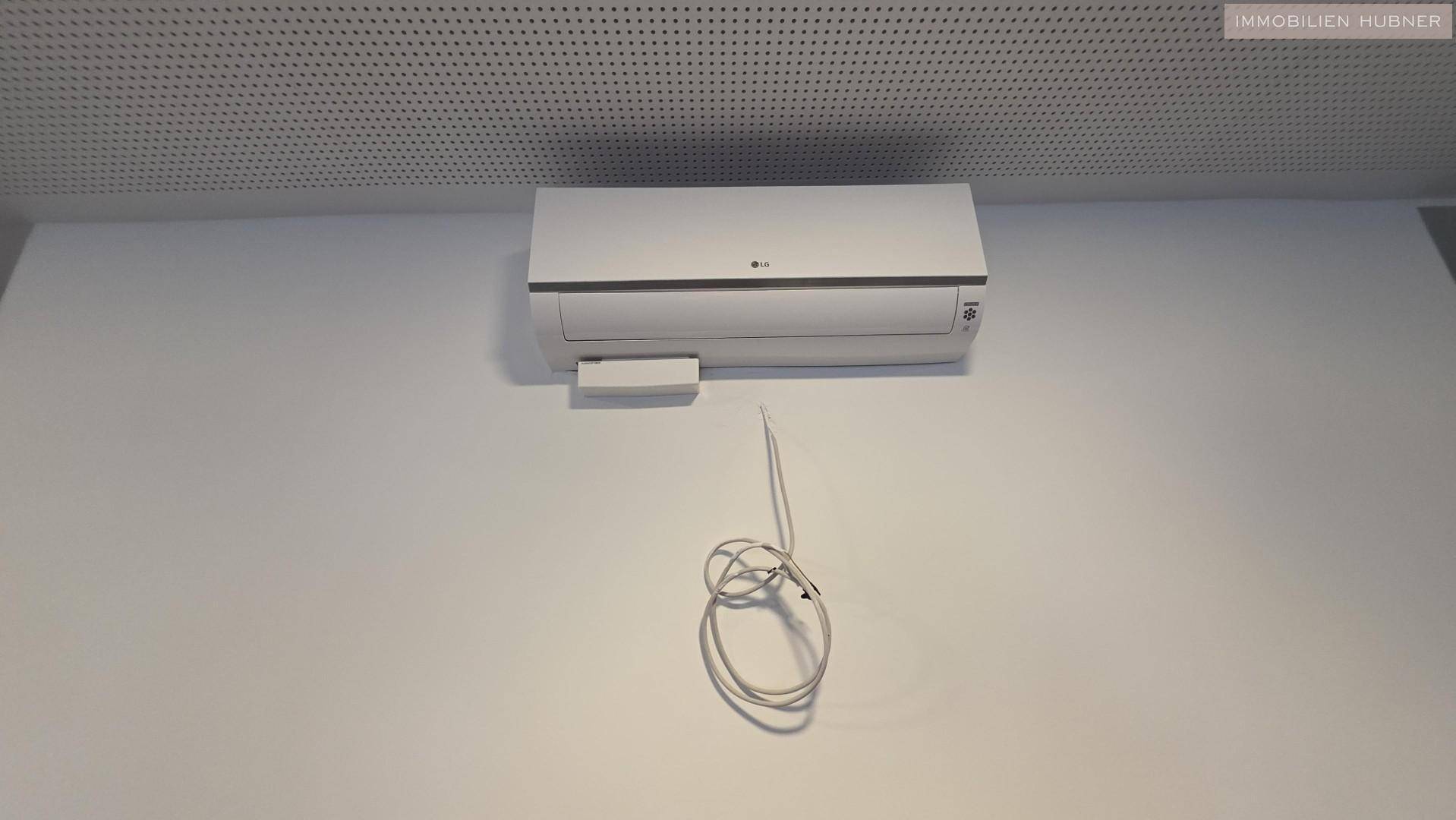 Nahaufnahme einer modernen LG Klimaanlage an einer weißen Wand montiert.