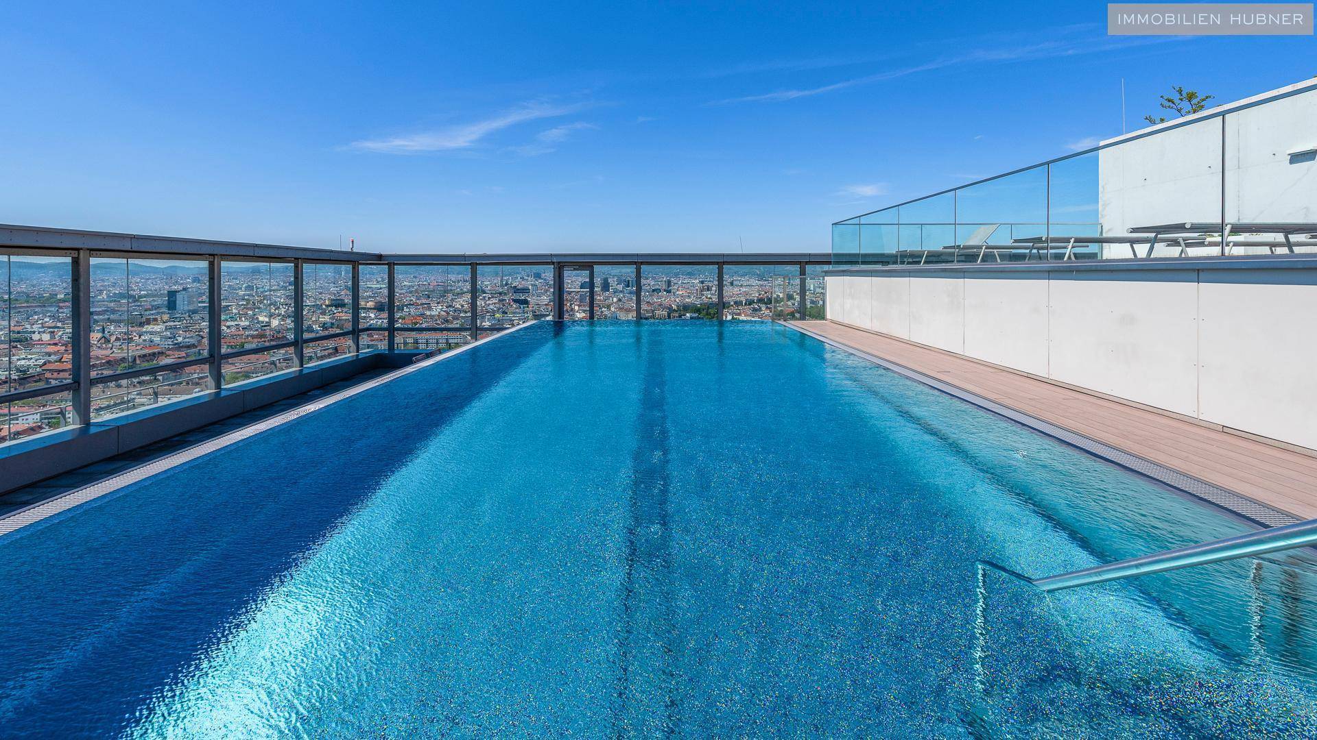Atemberaubender Infinity-Pool auf dem Dach mit weitem Blick über die gesamte Stadtlandschaft.