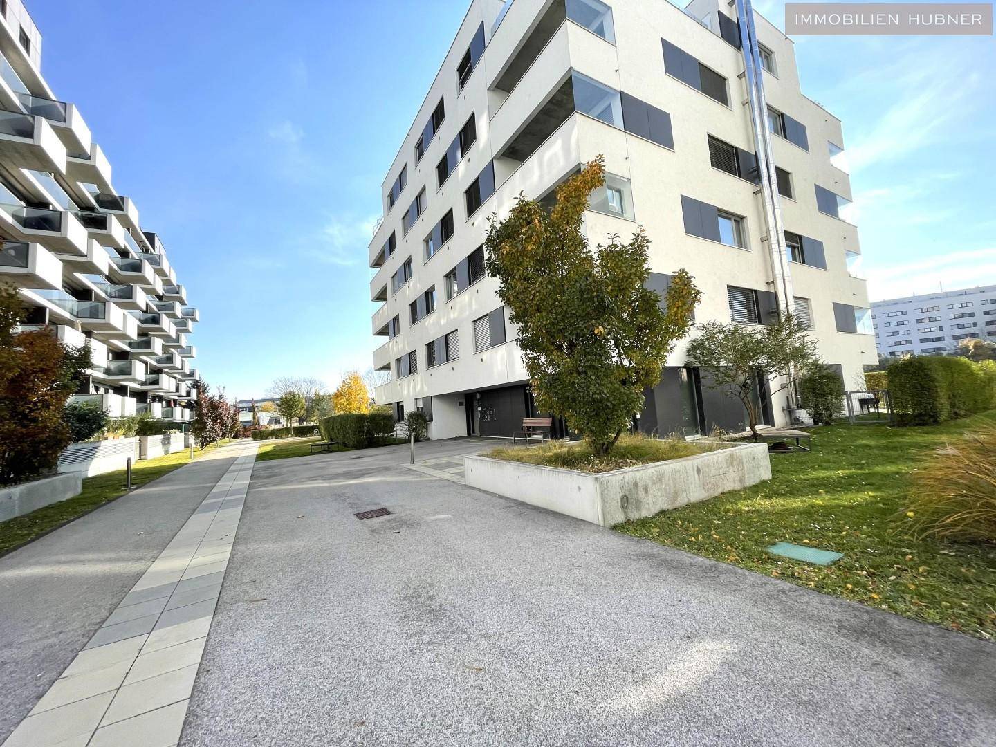 Moderne Wohnanlage mit ansprechender Architektur und gepflegten Grünflächen im Außenbereich.