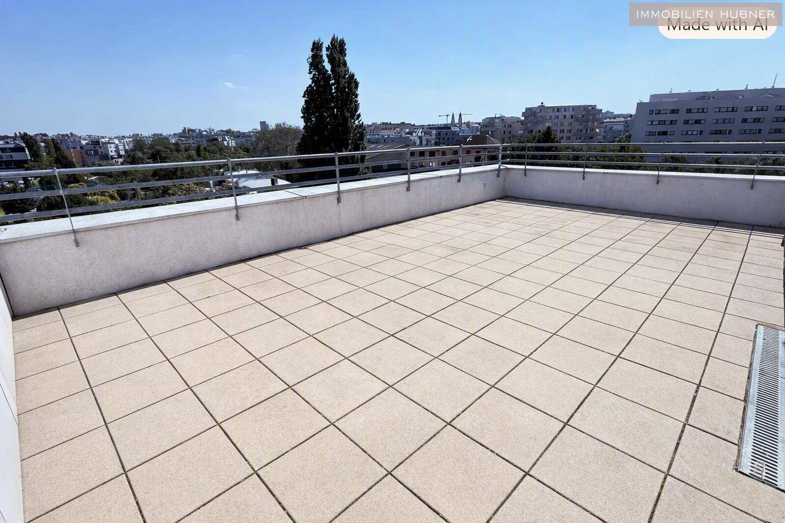 Weitläufige Terrasse mit hellem Fliesenboden, ideal für Entspannung und Freizeit im Freien.