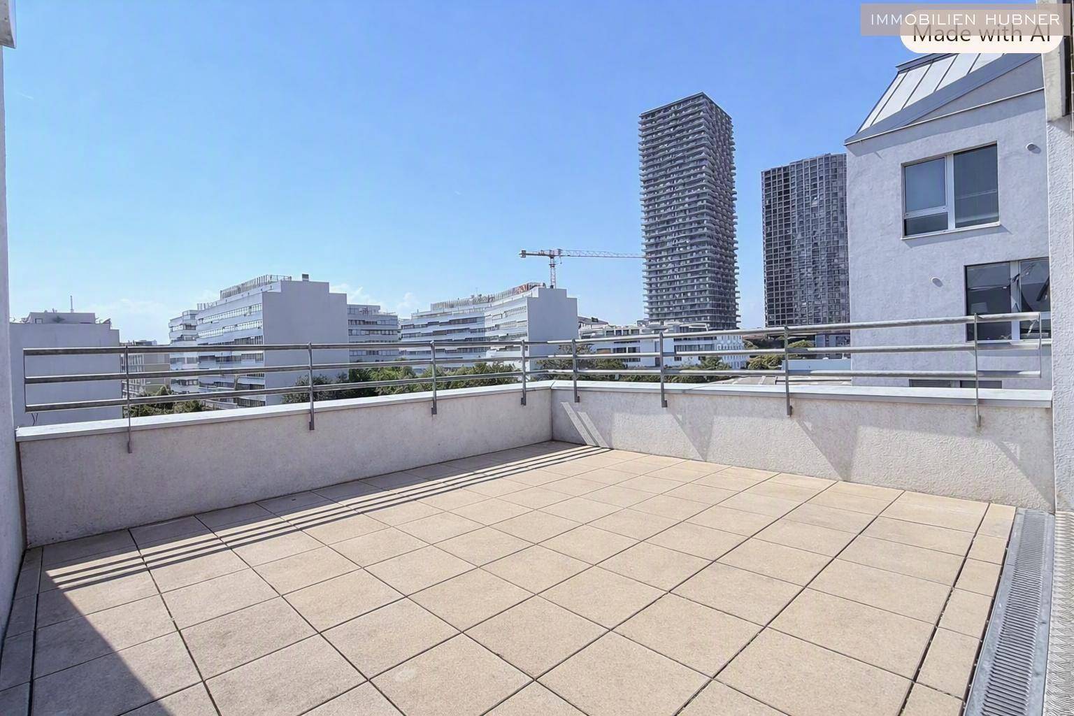 Geräumige Dachterrasse mit Fliesenboden und weitem Blick über die städtische Skyline.