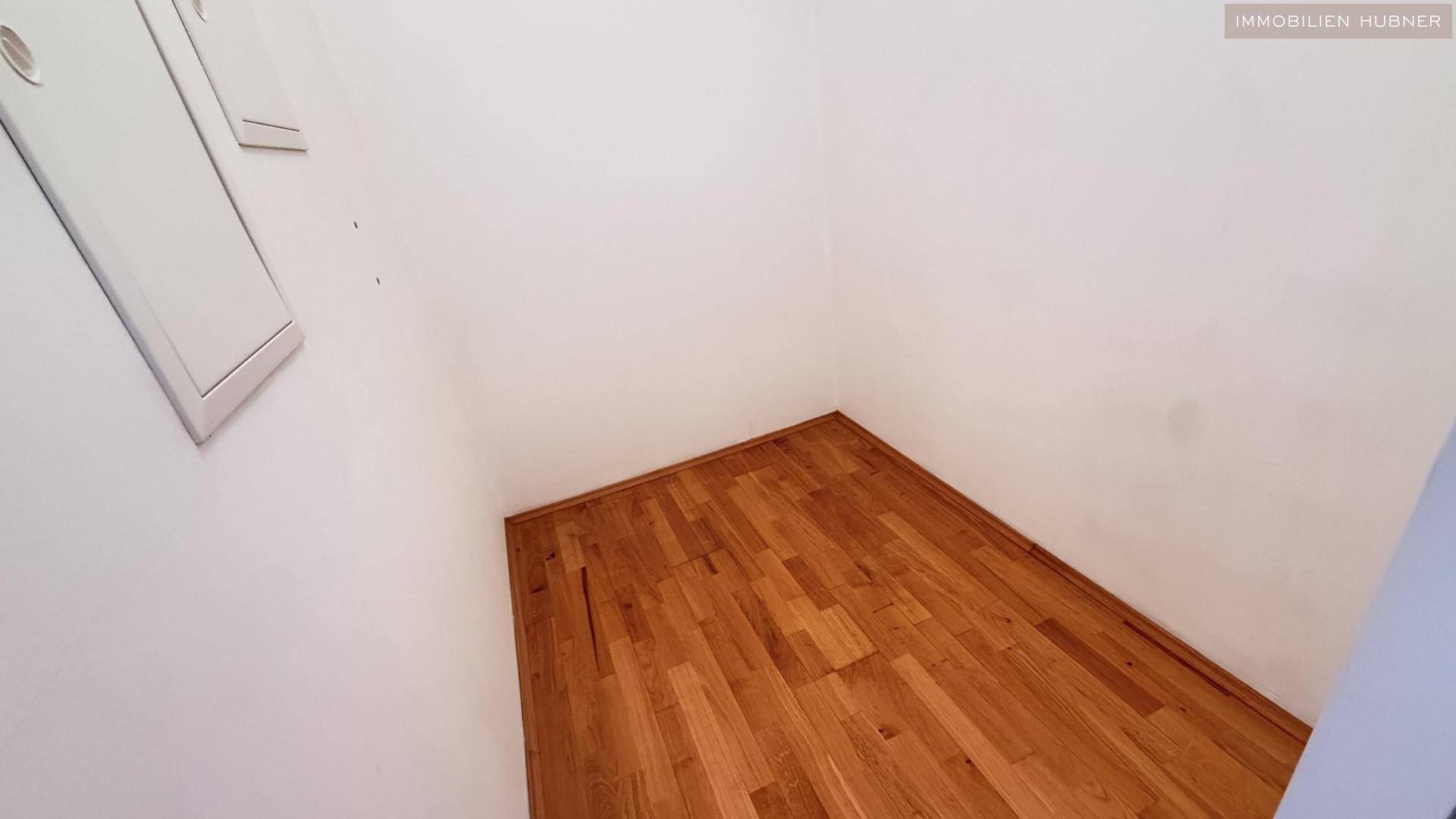 Praktischer Abstellraum mit Holzboden, ideal für zusätzlichen Stauraum in der Wohnung.