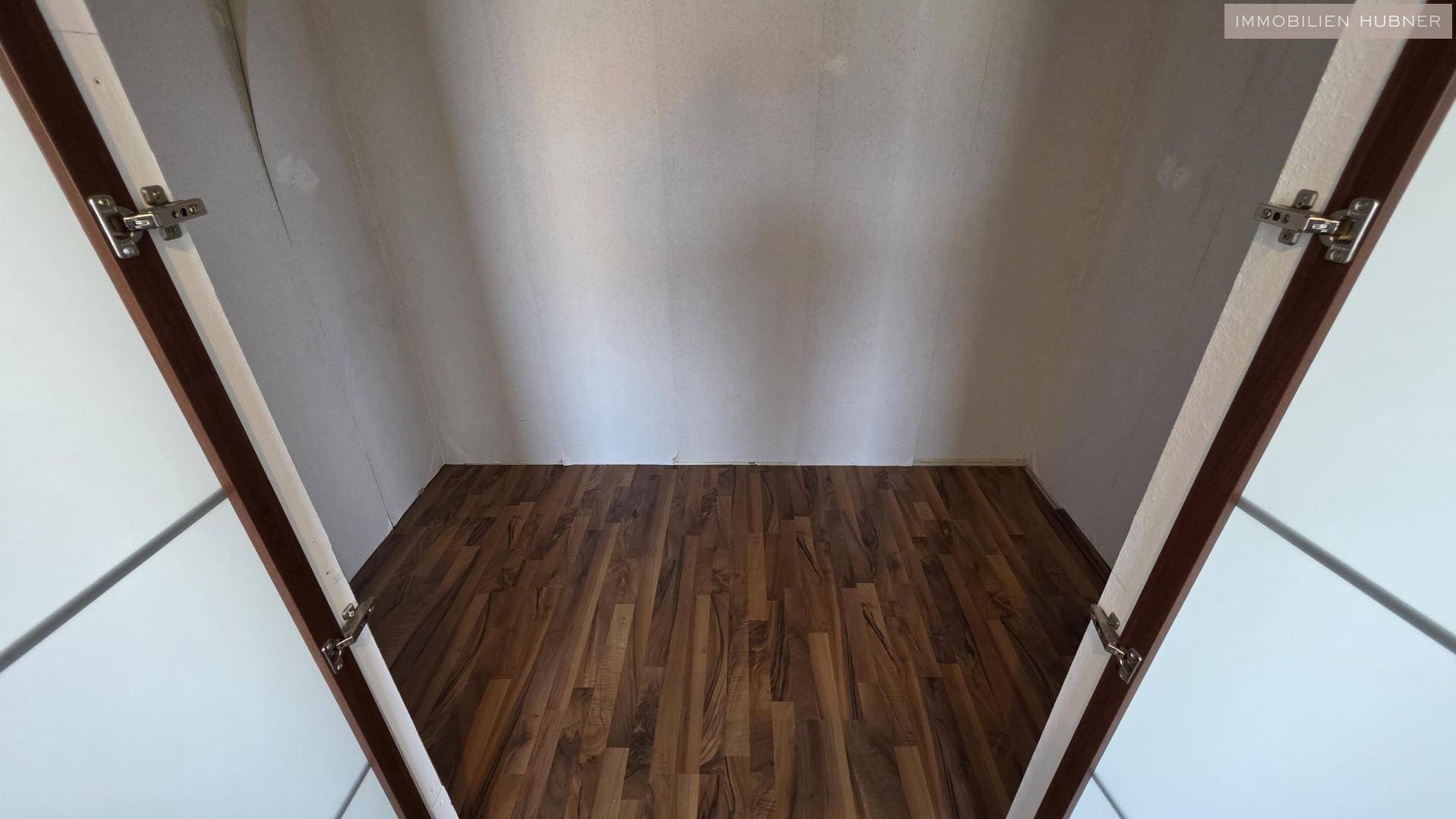 Kleiner Abstellraum mit Holzboden, ideal für zusätzlichen Stauraum im Apartment.