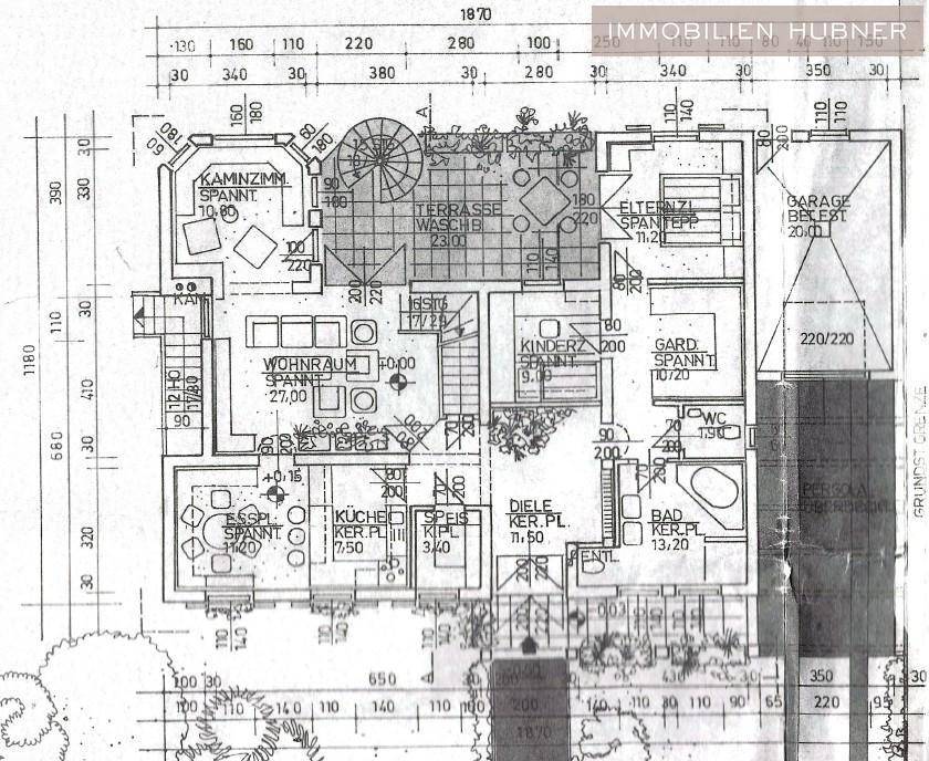 Detaillierter Grundriss des Erdgeschosses mit Wohnraum, Küche und Garage.