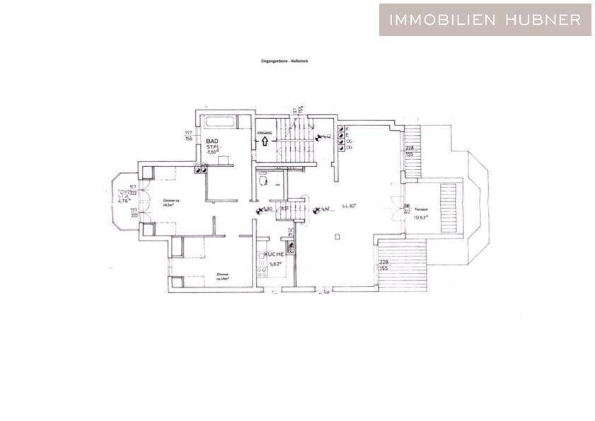 Grundrissplan einer Etage mit Bad, Küche, Zimmern und einer Terrasse.