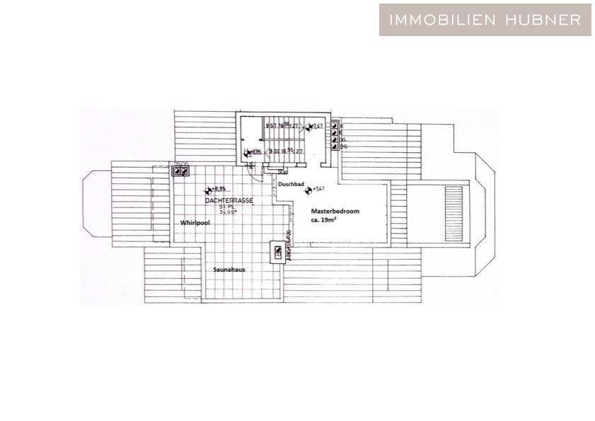 Grundriss der Dachterrasse mit Whirlpool, Saunahaus, Duschbad und Hauptschlafzimmer.