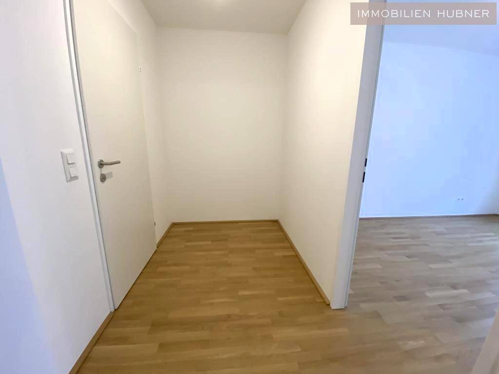 Praktischer Abstellraum mit hellem Parkettboden, bietet zusätzlichen Stauraum für Haushaltsgegenstände.