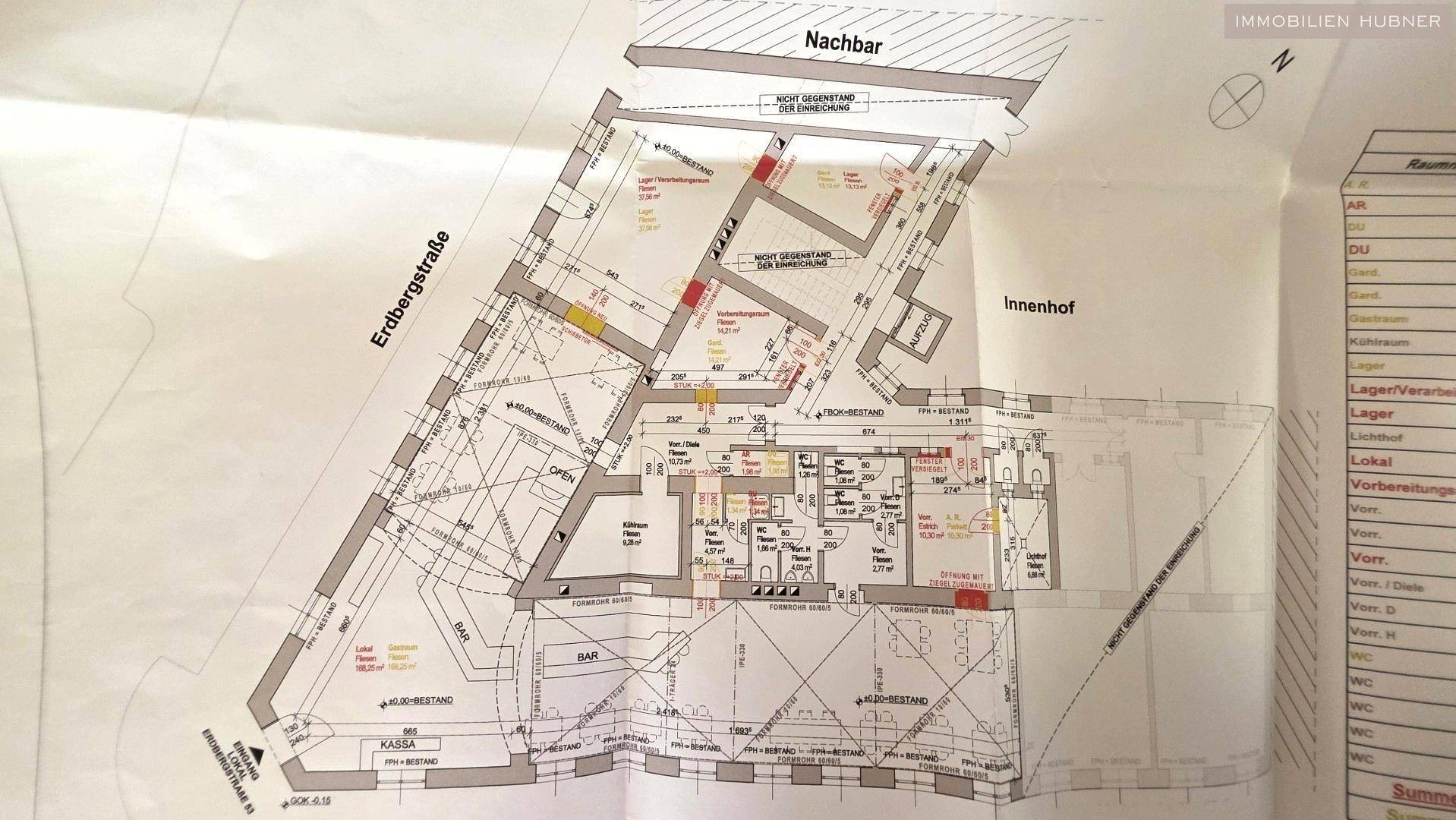 Detaillierter Grundriss eines Gewerbeobjekts mit verschiedenen Bereichen und Innenhof.