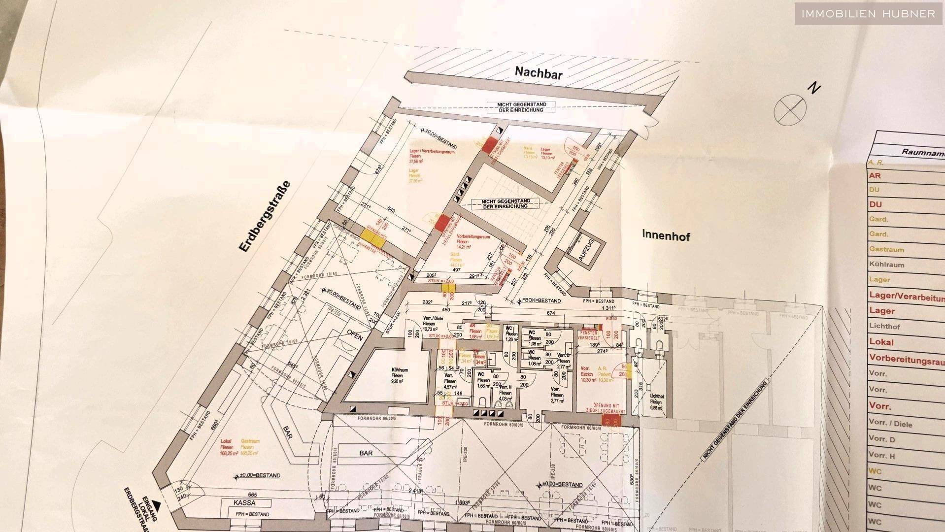 Übersichtlicher Grundrissplan eines Gewerbeobjekts mit Raumaufteilung und Beschriftungen.
