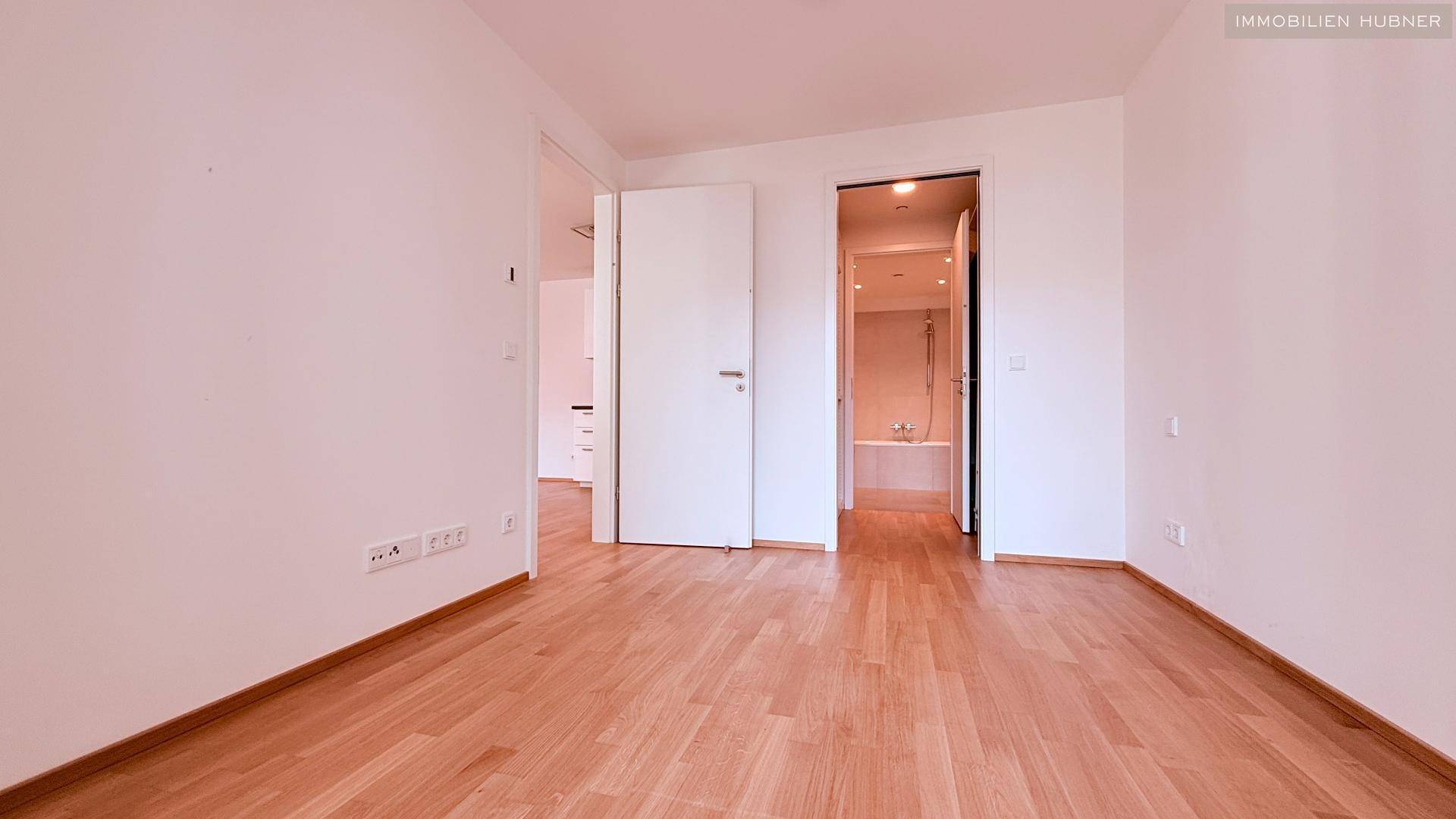 Schlafzimmer mit Blick ins Badezimmer