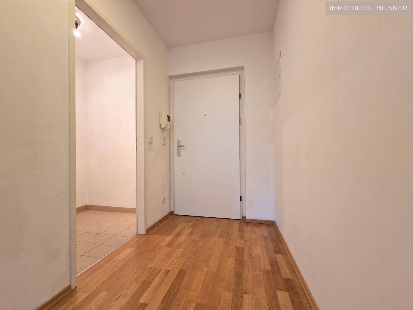 Heller Flur mit Parkettboden und Zugang zu den verschiedenen Räumen der Wohnung.