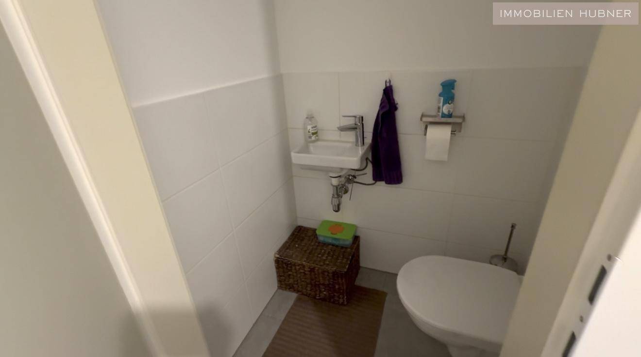 Kleines Gäste-WC mit Wand-WC und Handwaschbecken.