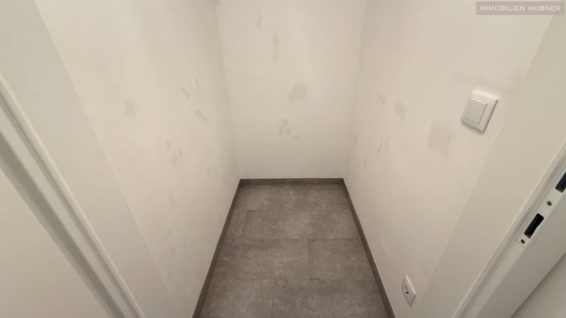 Praktischer Abstellraum mit Fliesenboden, ideal für zusätzlichen Stauraum.