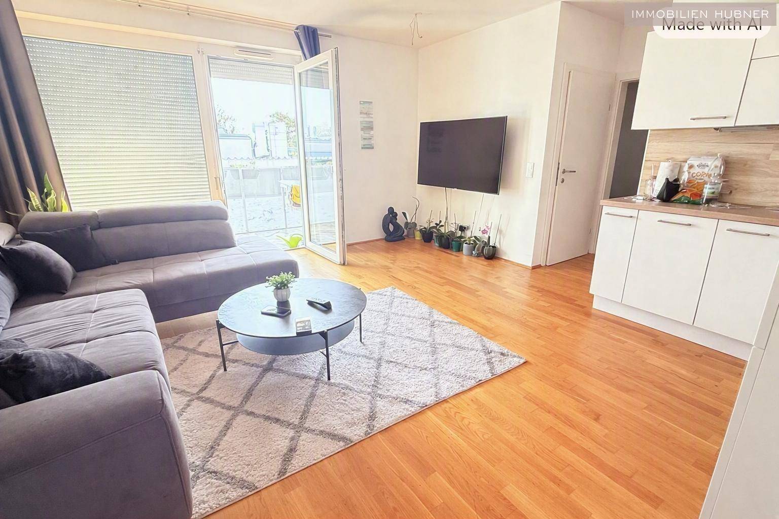 Lichtdurchfluteter Wohnbereich mit Zugang zum Balkon und moderner Küchenzeile.