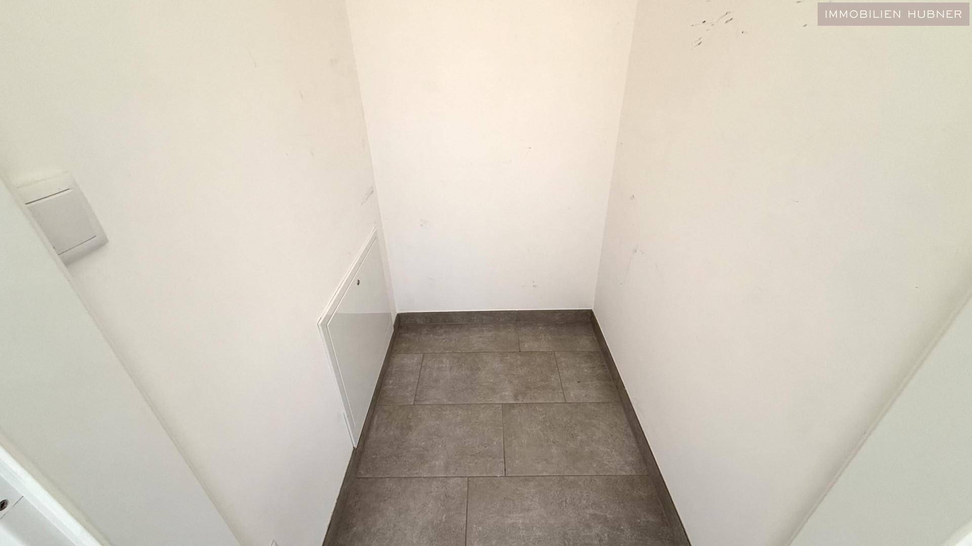 Praktischer Abstellraum mit Fliesenboden, ideal für zusätzlichen Stauraum im Haushalt.