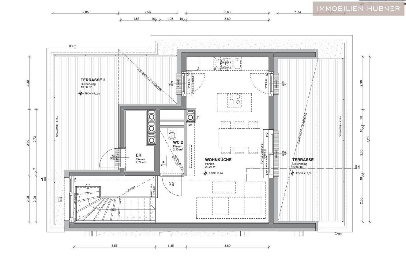 Grundriss des Obergeschosses mit offener Wohnküche und zwei großzügigen Terrassen.