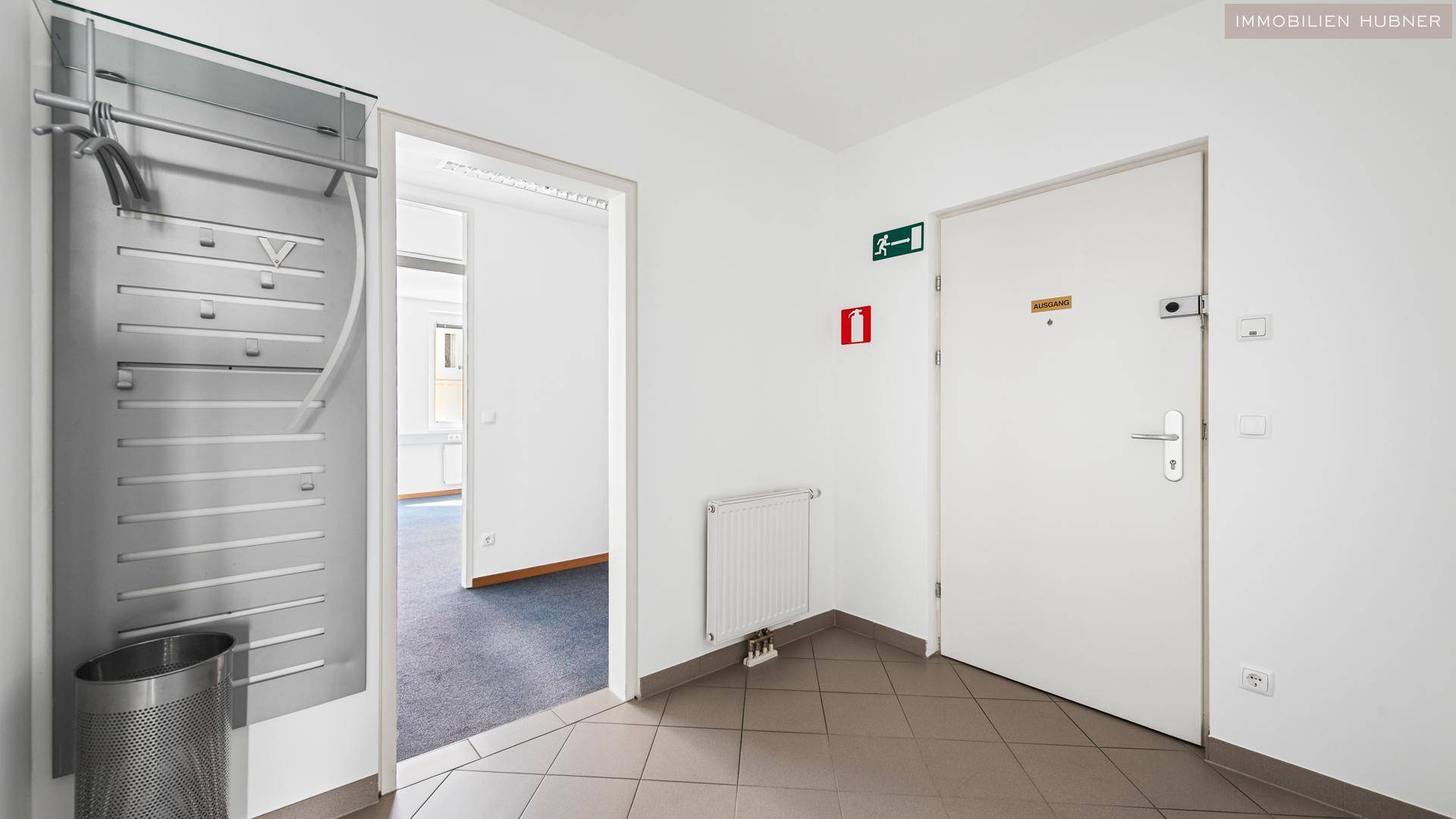 Eingangsbereich mit Fliesenboden, Garderobe und Zugang zu weiteren Räumen.