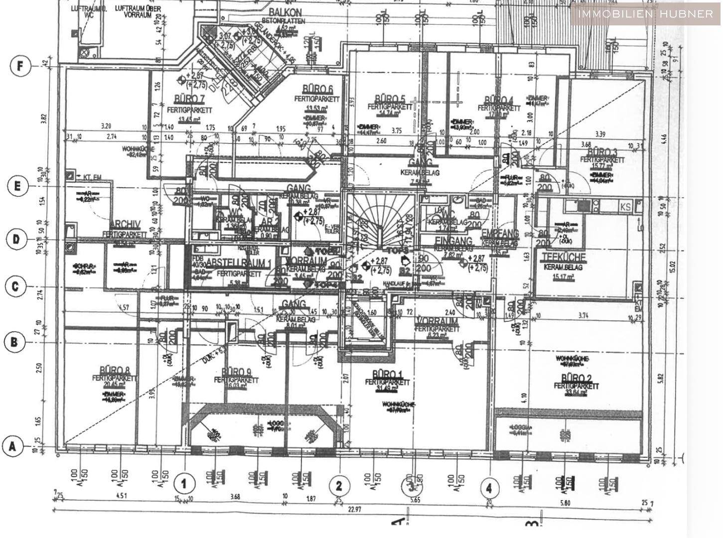 Detaillierter Grundrissplan mit verschiedenen Büroräumen, Balkon und Teeküche.
