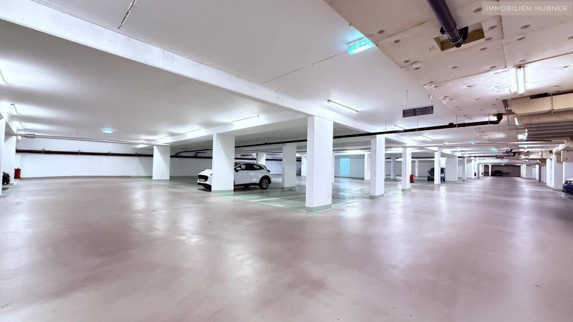 Weitläufige und saubere Tiefgarage mit vielen freien Parkplätzen.