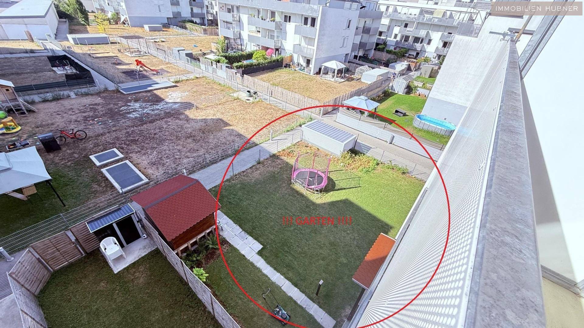 Luftaufnahme mehrerer privater Gärten mit Trampolin, Gartenhäusern und Spielplätzen in der Umgebung.
