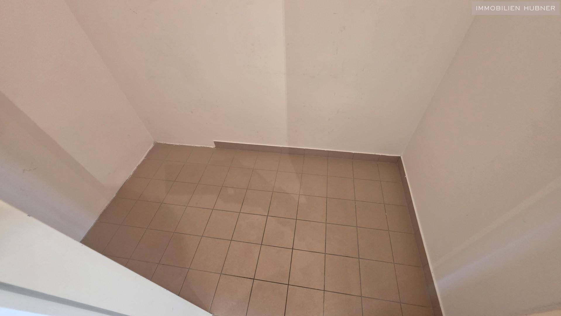 Kleiner Raum mit Fliesenboden, geeignet als Abstellraum oder Speisekammer.