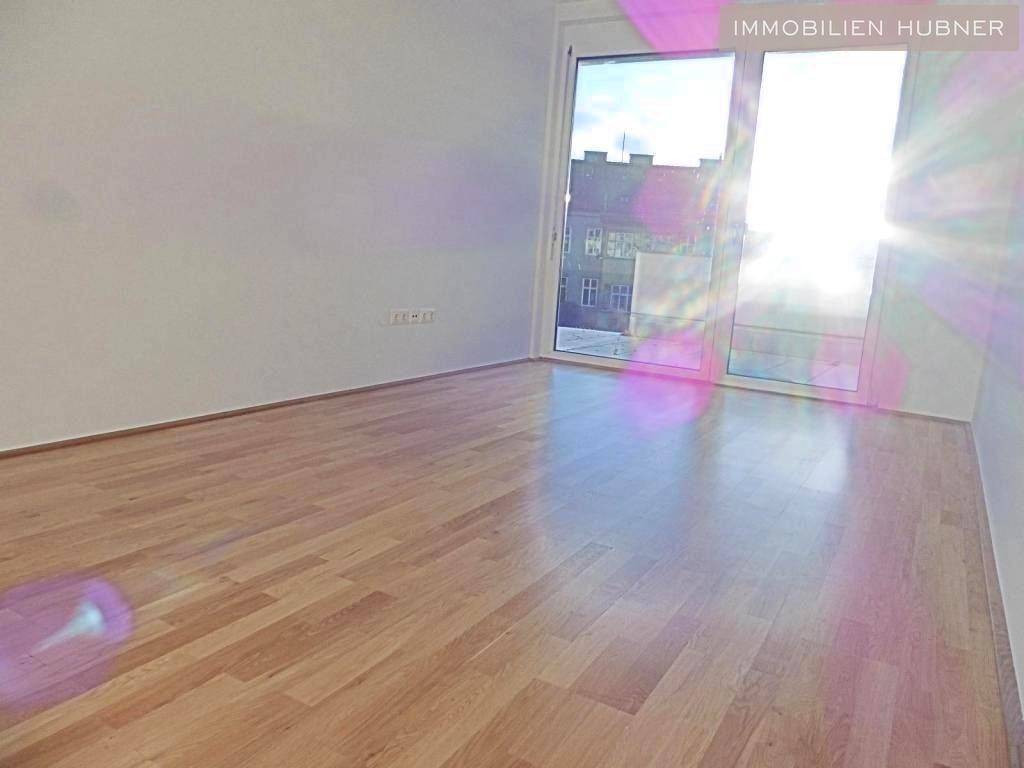 Schlafzimmer mit schönen bodentiefen Fenster
