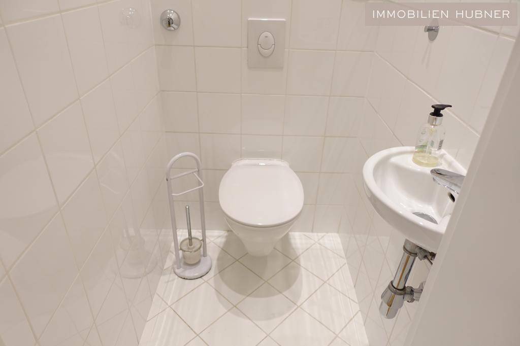 WC mit Waschbecken